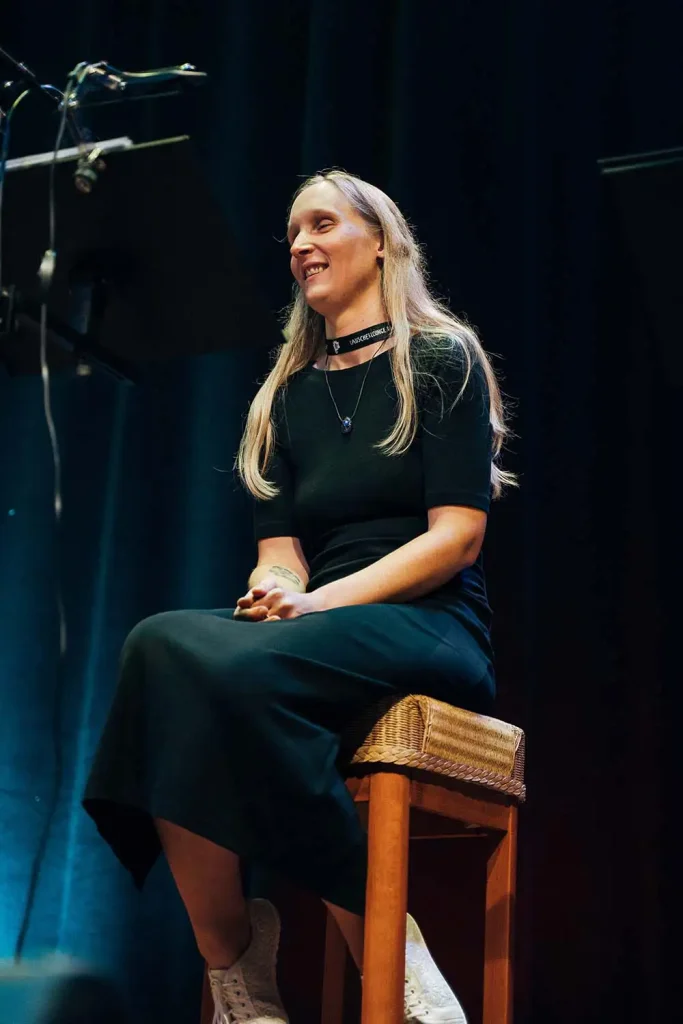 Jennifer Mai bei einem Live-Auftritt als professionelle Sprecherin – authentisch und ausdrucksstark